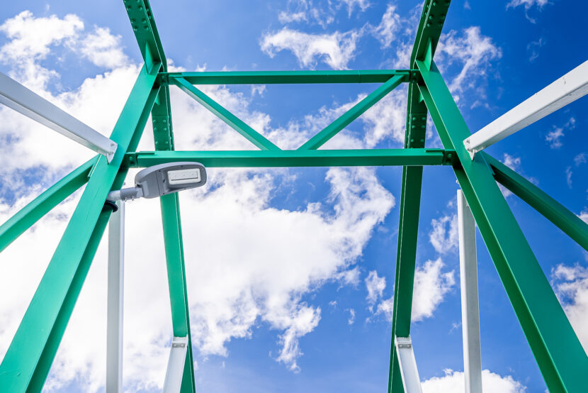 Nové konštrukčné vystuženie mosta po ošetrení polyuretánovým náterom v zelenom a bielom odtieni.