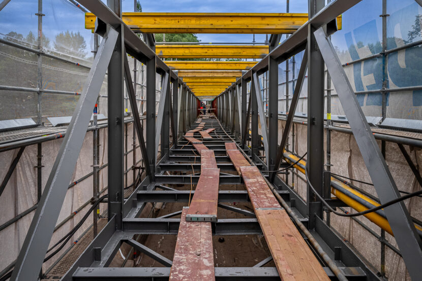 Záber na kovovú konštrukciu mosta po prvom nástreku epoxidovou farbou v sivom odtieni.